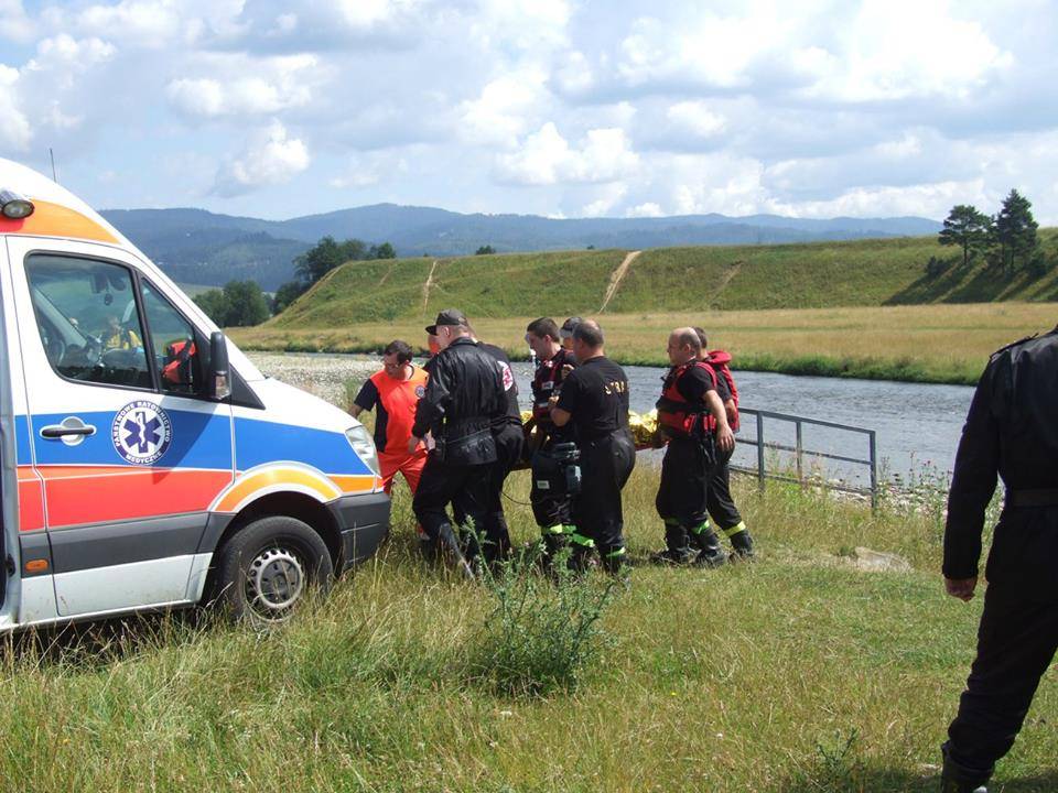 Wypadek nad Dunajcem - przypadkowy mężczyzna uratował dwie osoby