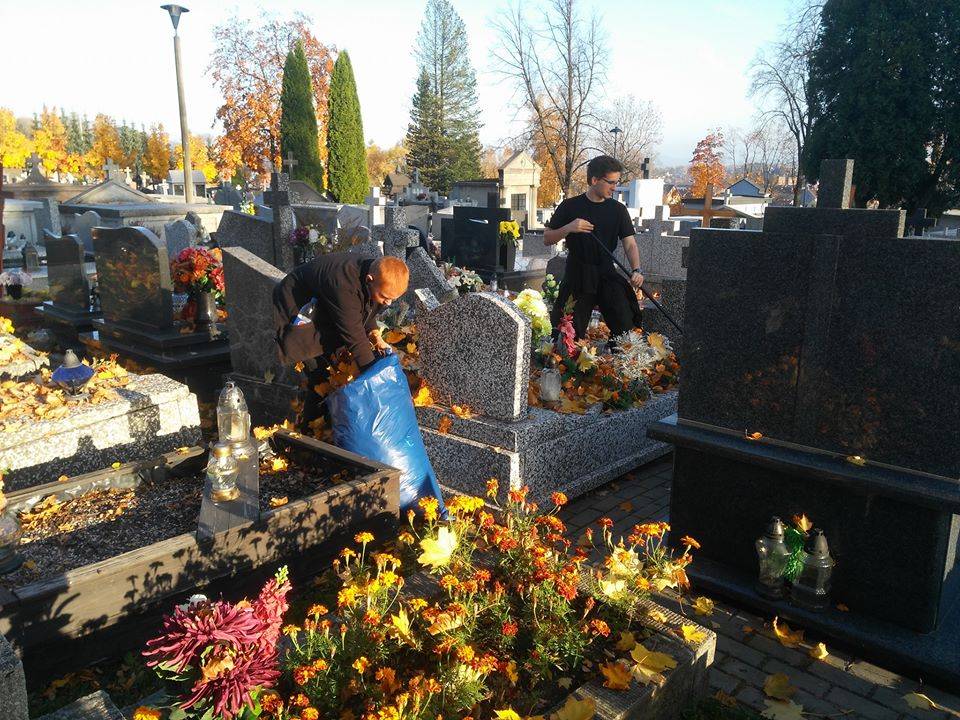 Harcerska pomoc na nowotarskim cmentarzu