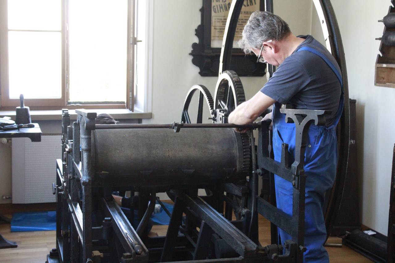 Trwa demontaż zabytkowej maszyny drukarskiej