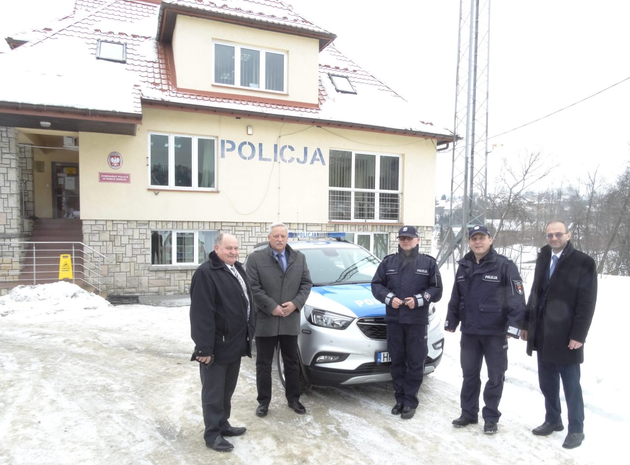 Rabczańscy i nowotarscy policjanci cieszą się z nowego radiowozu