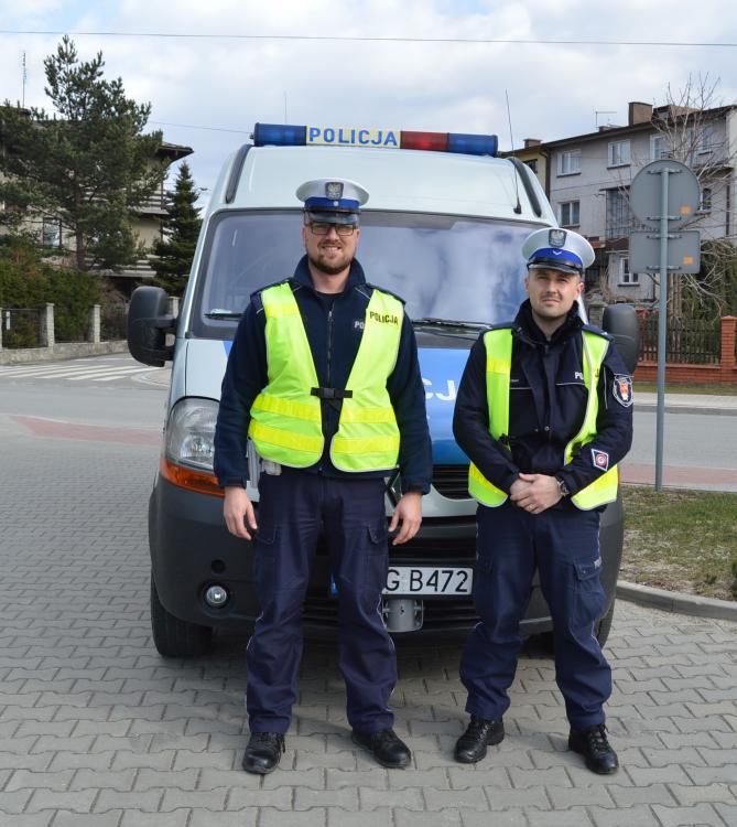 Policjanci pilotowali do szpitala samochód z chorą kobietą. W porę otrzymała pomoc medyczną