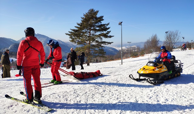 Policjanci i ratownicy górscy prowadzą akcję edukacyjną na stokach narciarskich
