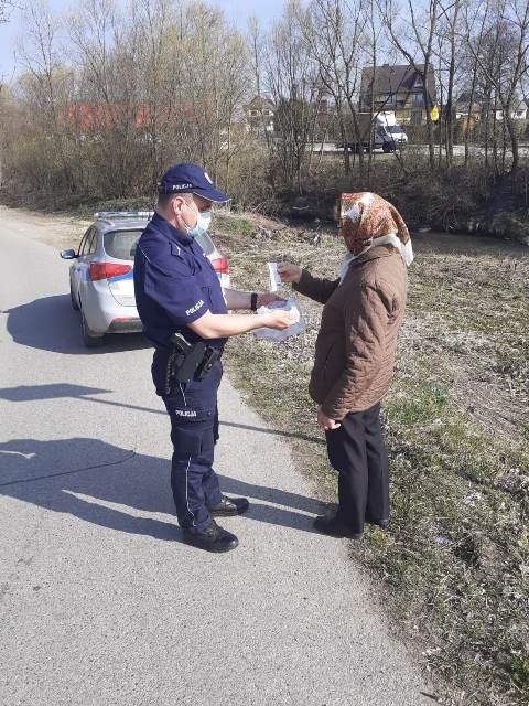 Policjanci z Komisariatu Policji w Jabłonce rozdawali mieszkańcom maseczki