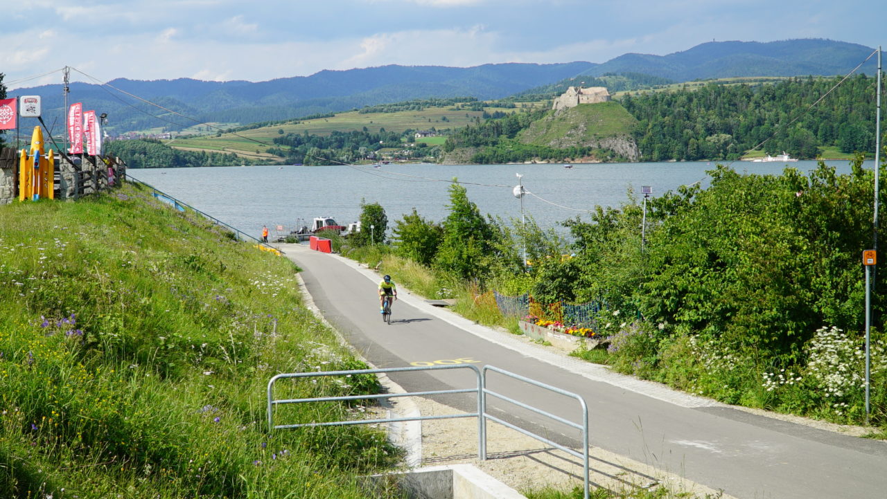 Ścieżki rowerowe dookoła jeziora czorsztyńskiego w letniej kampanii Funduszy UE w Małopolsce