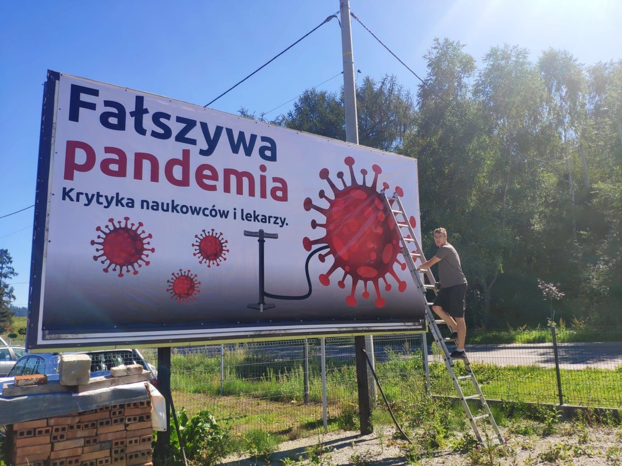 Fałszywa pandemia - słynny billboard zawisł już w nowym miejscu
