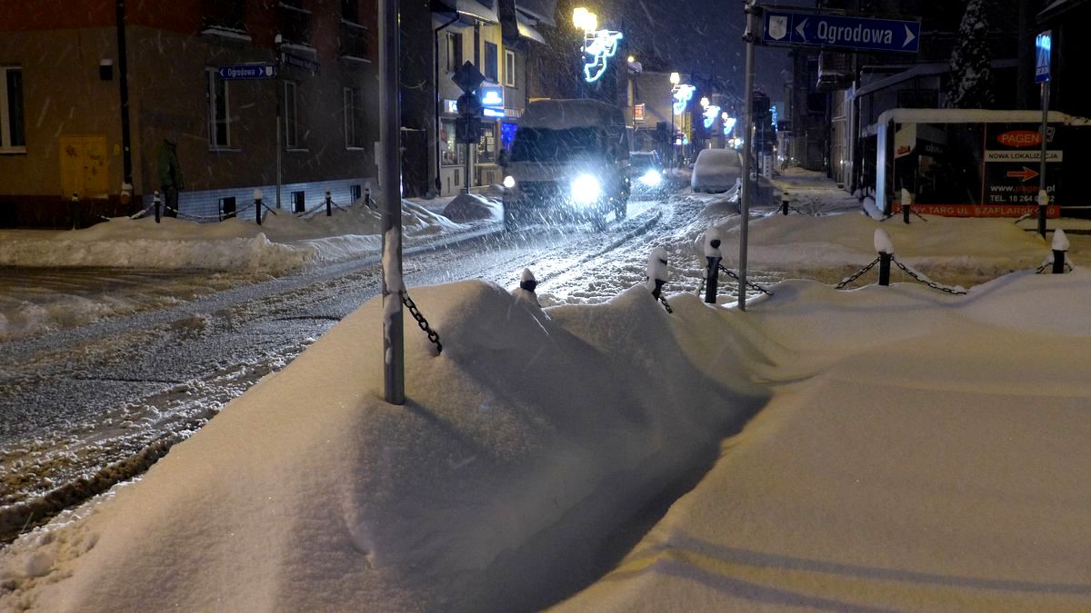 Dziś w nocy - wywóz śniegu z ulic miejskich. Prośba o usunięcie pojazdów