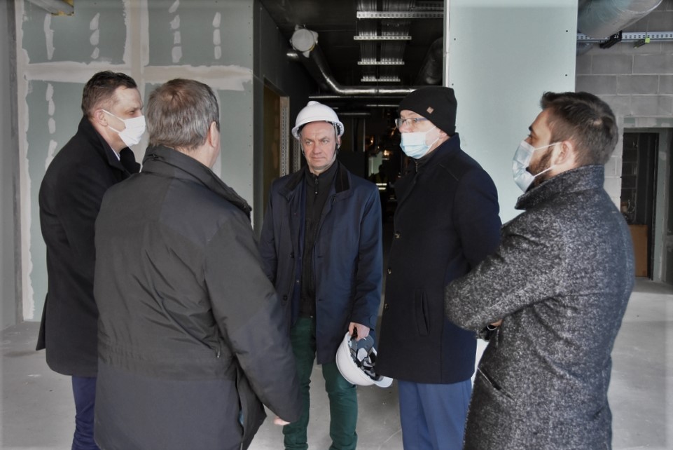 Burmistrz Nowego Targu z wizytą na budowie nowej hali lodowiska w Bytomiu