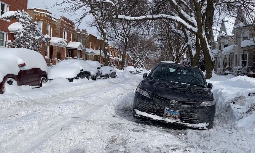 Jak wygląda sparaliżowane opadami śniegu Chicago? (video)