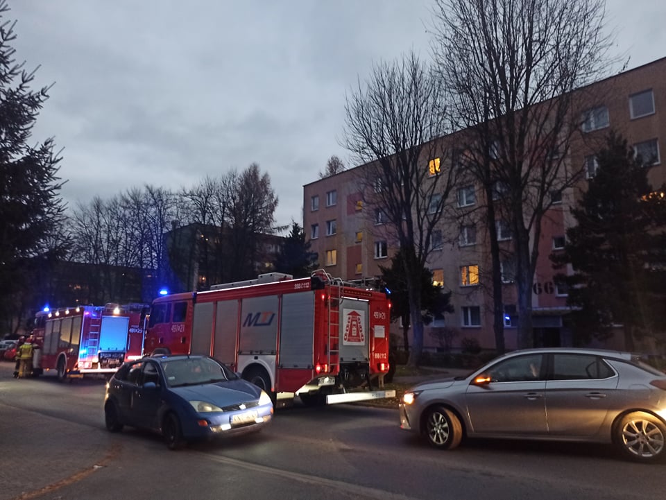 Pożarowy w bloku. Ktoś podpalił na klatce stos gazet [FOTO]