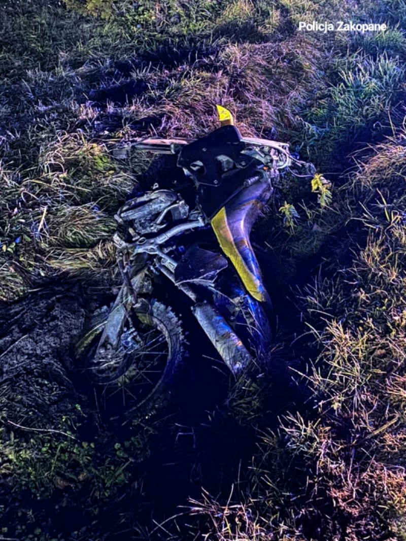 Tragedia była o krok! Pijany motocyklista wjechał w koparkę