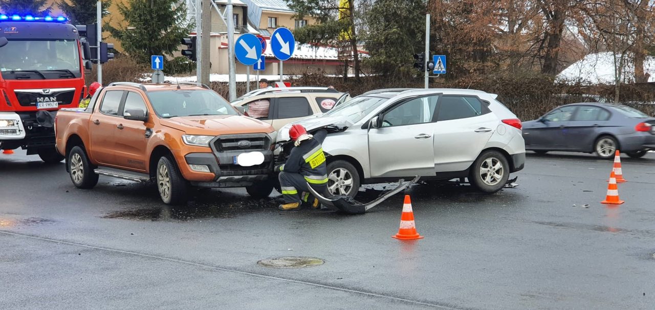 Zderzenie trzech samochodów na skrzyżowaniu Szaflarskiej z Alejami! (FOTO)