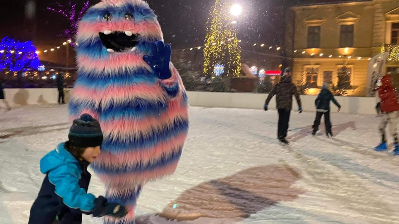 Wesoła zabawa na mobilnym lodowisku w centrum miasta