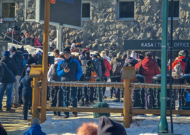 2022-02-15-Kolejka-do-kas-Kasprowego-Wierchu-scaled.jpg