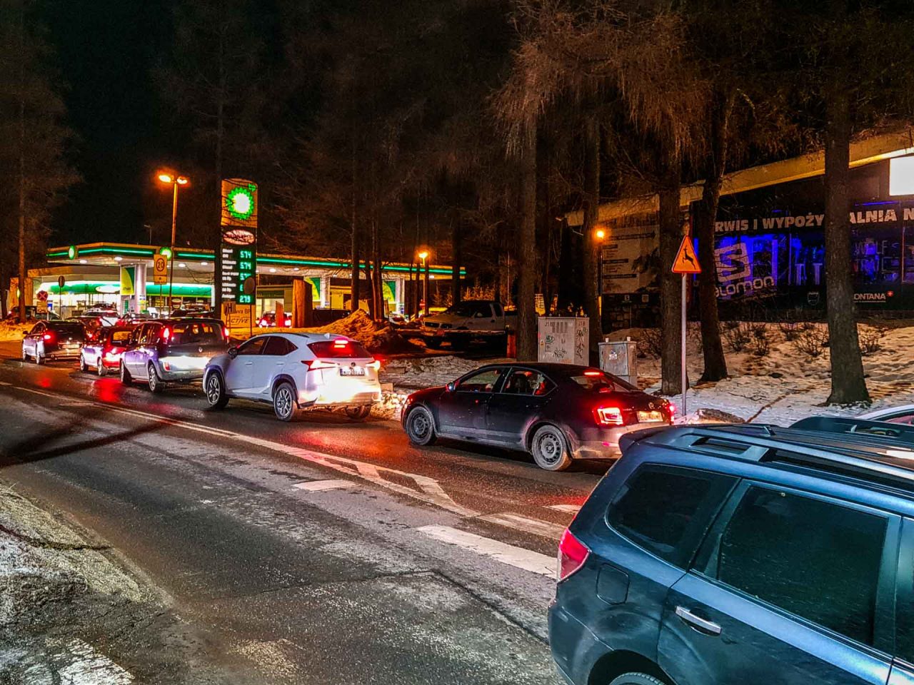 Kierowcy szturmują stacje paliw w Zakopanem. Zaczyna brakować paliwa