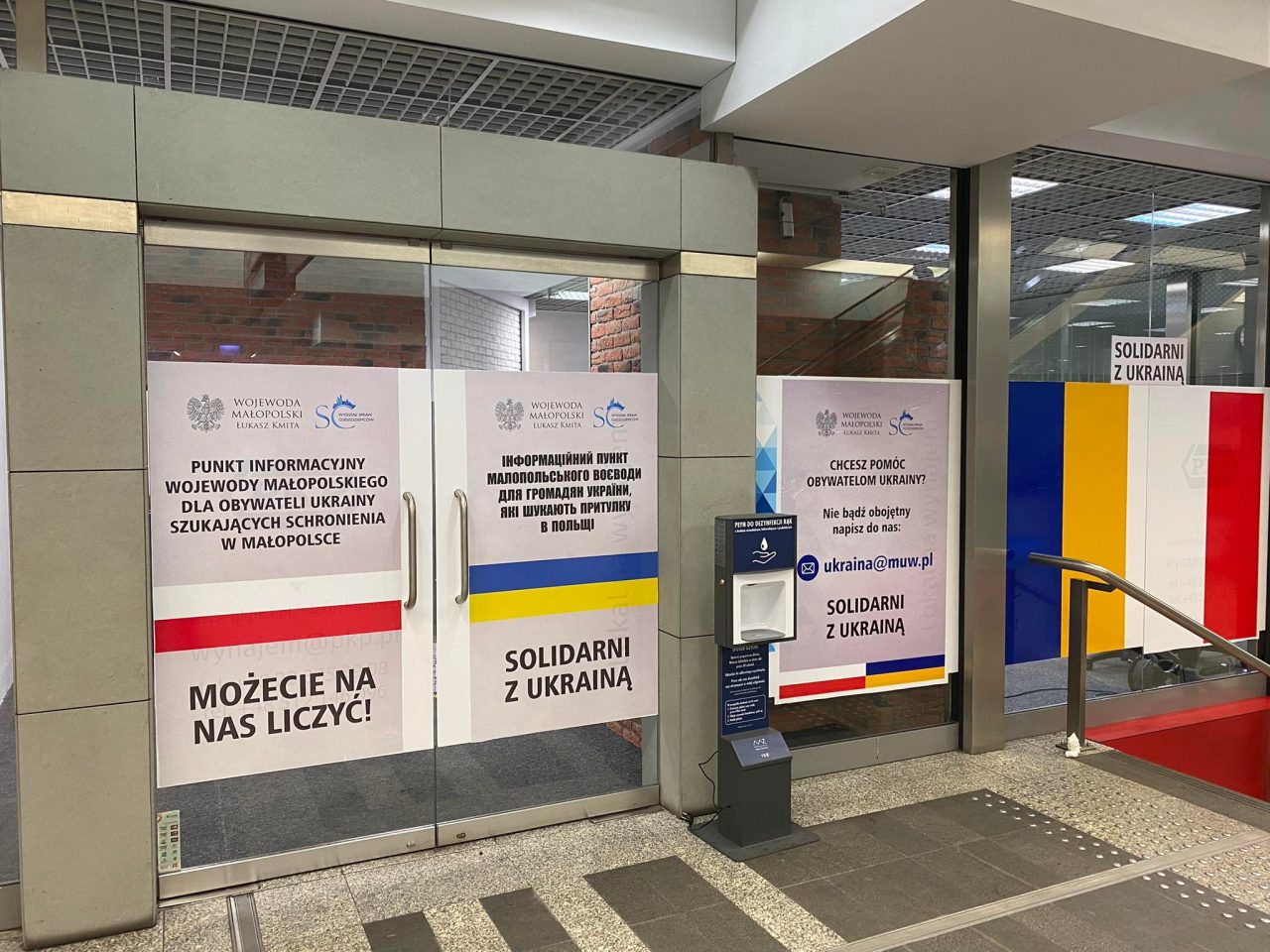 Na dworcu PKP w Krakowie ruszył punkt informacyjny dla Ukraińców szukających pomocy w Małopolsce