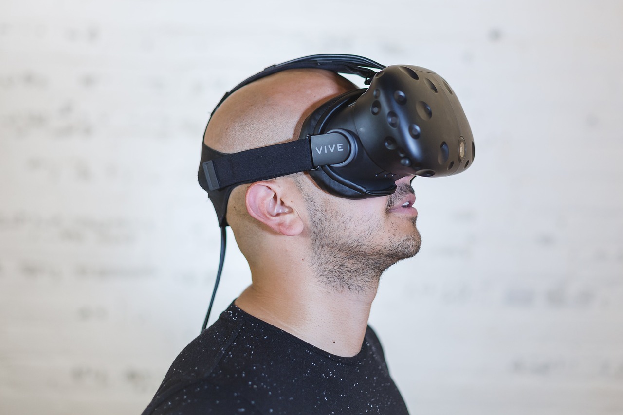 Czy trening strzelania w grach VR ma sens? (mat. sponsorowany)