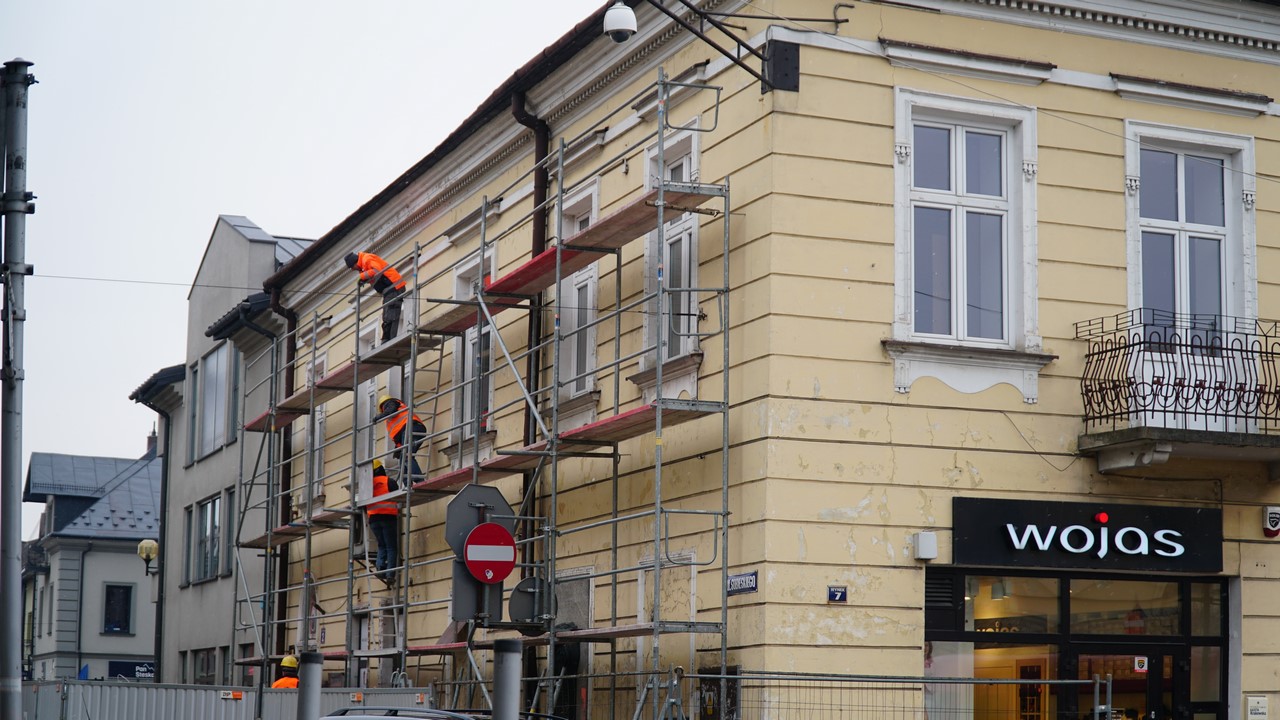 Rozpoczął się remont zabytkowej kamienicy przy rynku