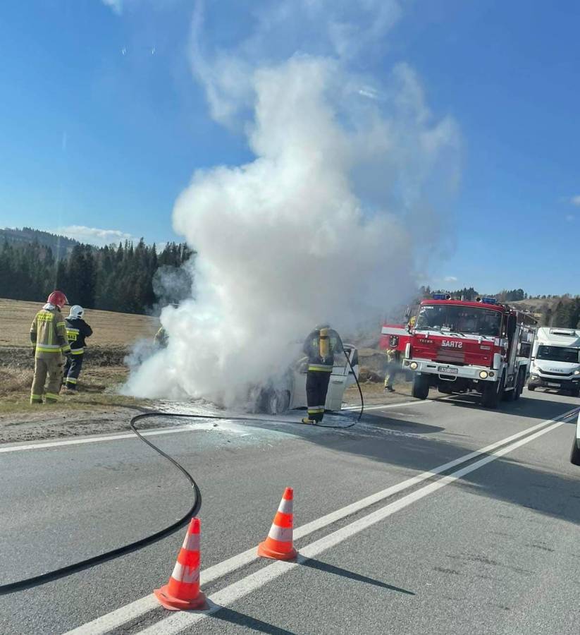 Rabczańscy strażacy gasili płonący pojazd na poboczu zakopianki. Do zdarzenia doszło przed świętami