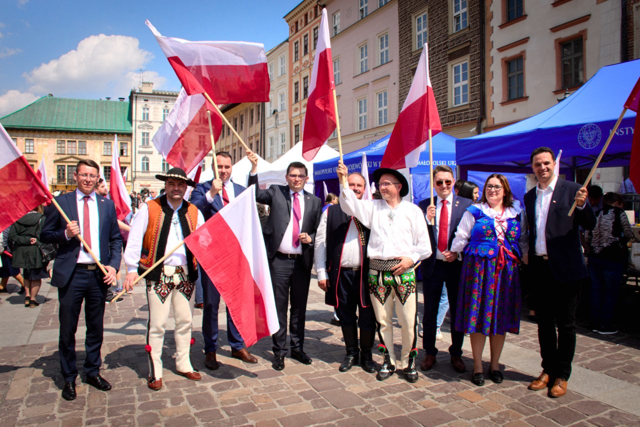 Górale świętowali Dzień Flagi Rzeczypospolitej Polskiej na krakowskim Małym Rynku