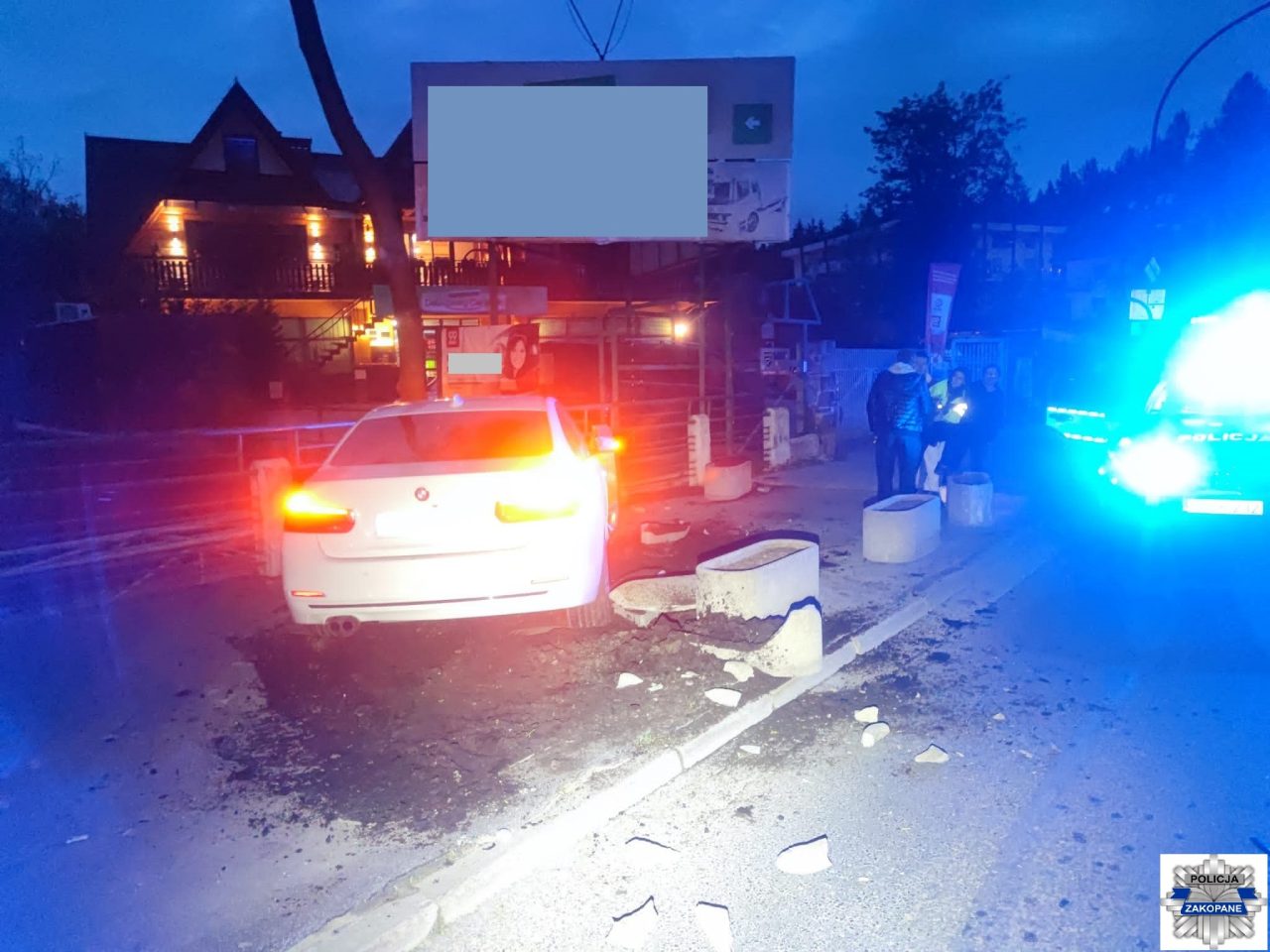23 -letni kierowca z Białorusi uderzył w betonowe donice i barierę mostu