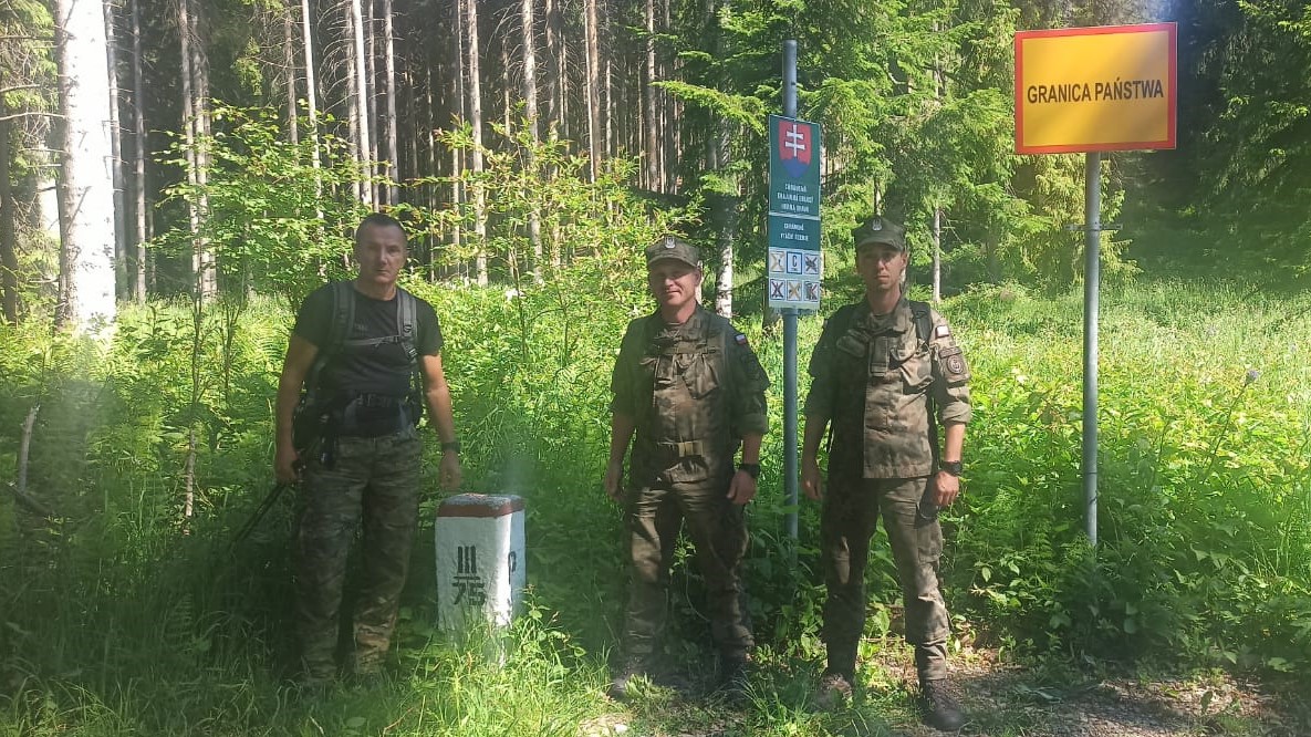 Zakopiańscy strażnicy graniczni i żołnierze WOT sprawdzają granicę