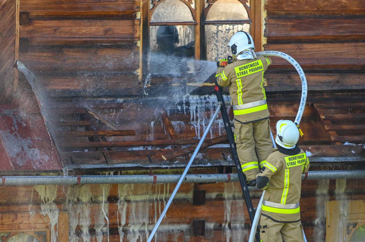 Pożar drewnianego domu w Nowem Bystrem (zdjęcia)