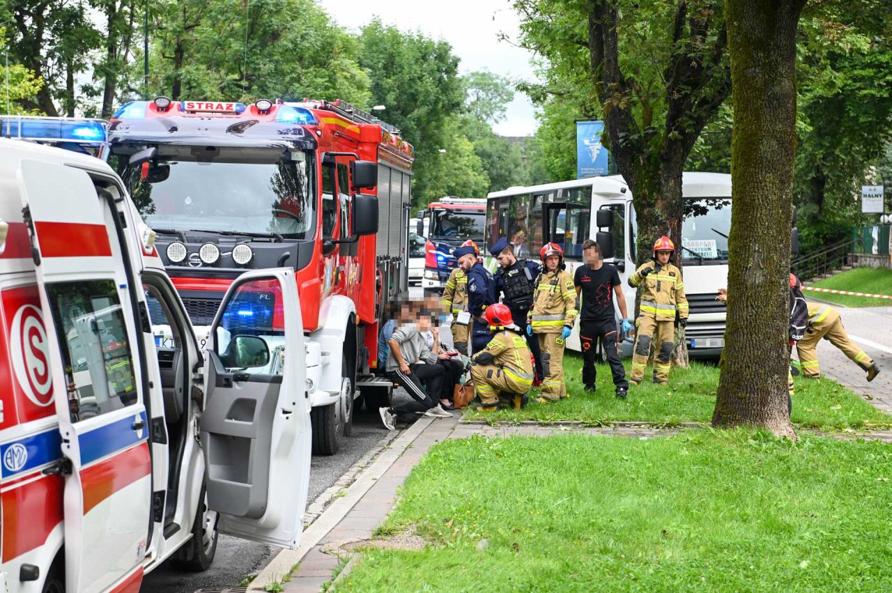 Wypadek busa w Zakopanem. Są ranni (zdjęcia)