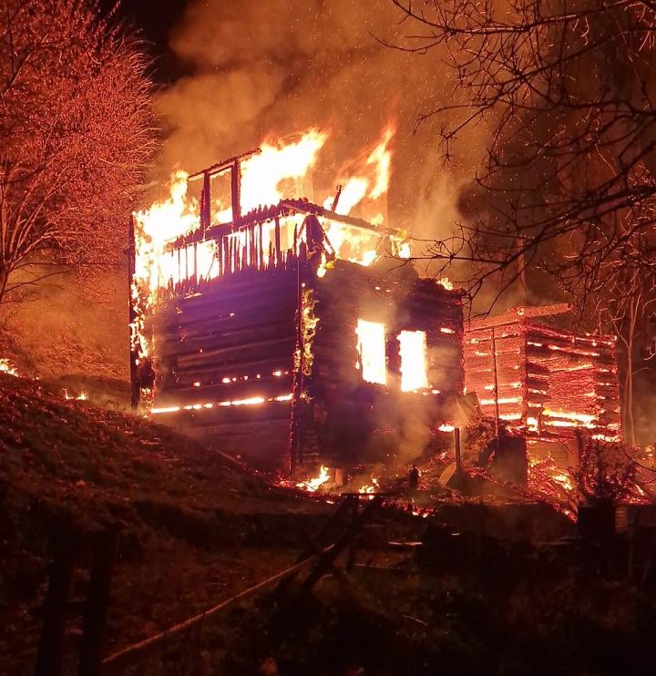 Spłonęło kultowe schronisko w Gorcach (film, zdjęcia)
