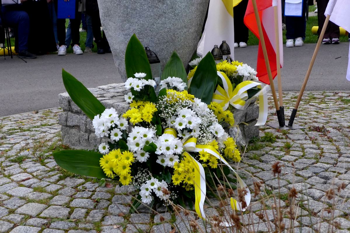 Otoczenie pomnika Jana Pawła II - miasto zachęca do prac w ramach wolontariatu