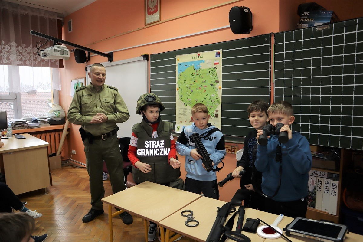 Prelekcje funkcjonariusza Placówki SG w Zakopanem w nowotarskich szkołach