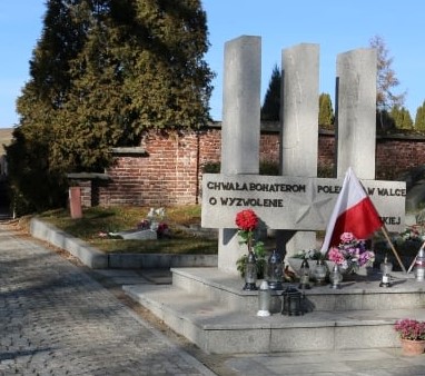 Niezależny Światowy Związek Żołnierzy AK wnioskuje, by z cmentarza zniknął pomnik czerwonoarmistów