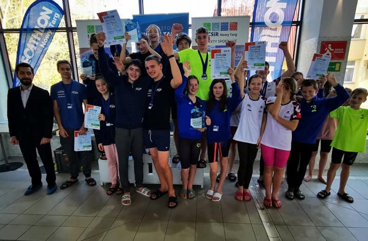 UKS Delfin podsumowuje udział w Zawodach Pływackich o Puchar Burmistrza