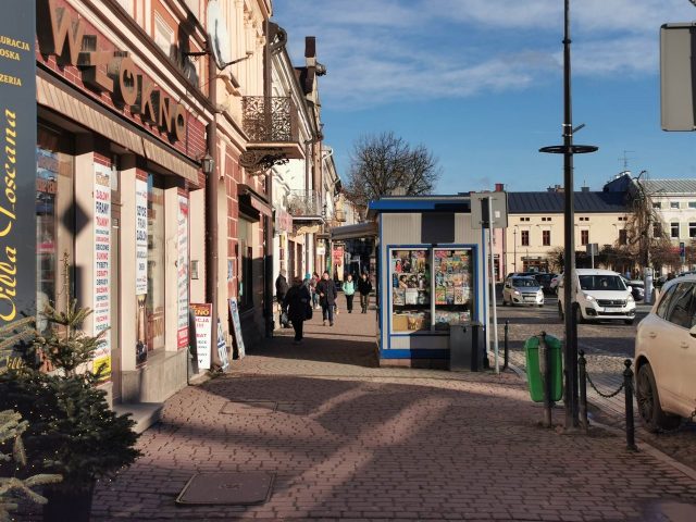 Kiosk-przy-przystanku-w-rynku-1.jpg