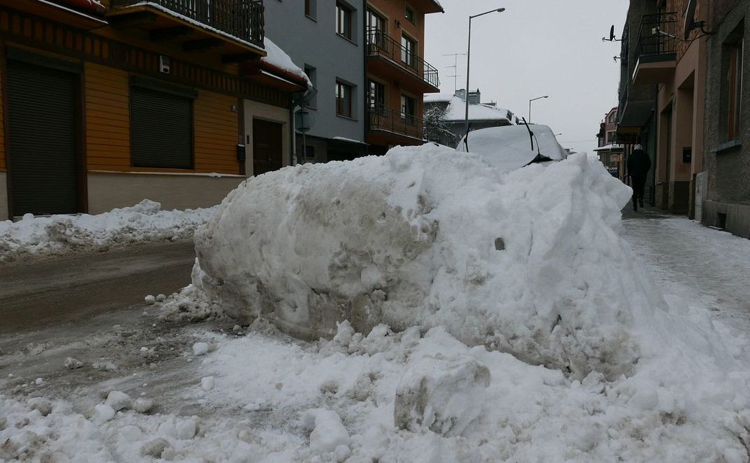 Wywózka śniegu z ulic. Miasto zaczyna w poniedziałek, powiat „zdecyduje z dnia na dzień”