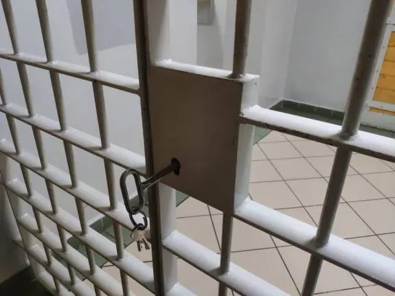 23-latek zatrzymany w sprawie rozboju w Ostrowsku. Policja odzyskała skradziony zegarek