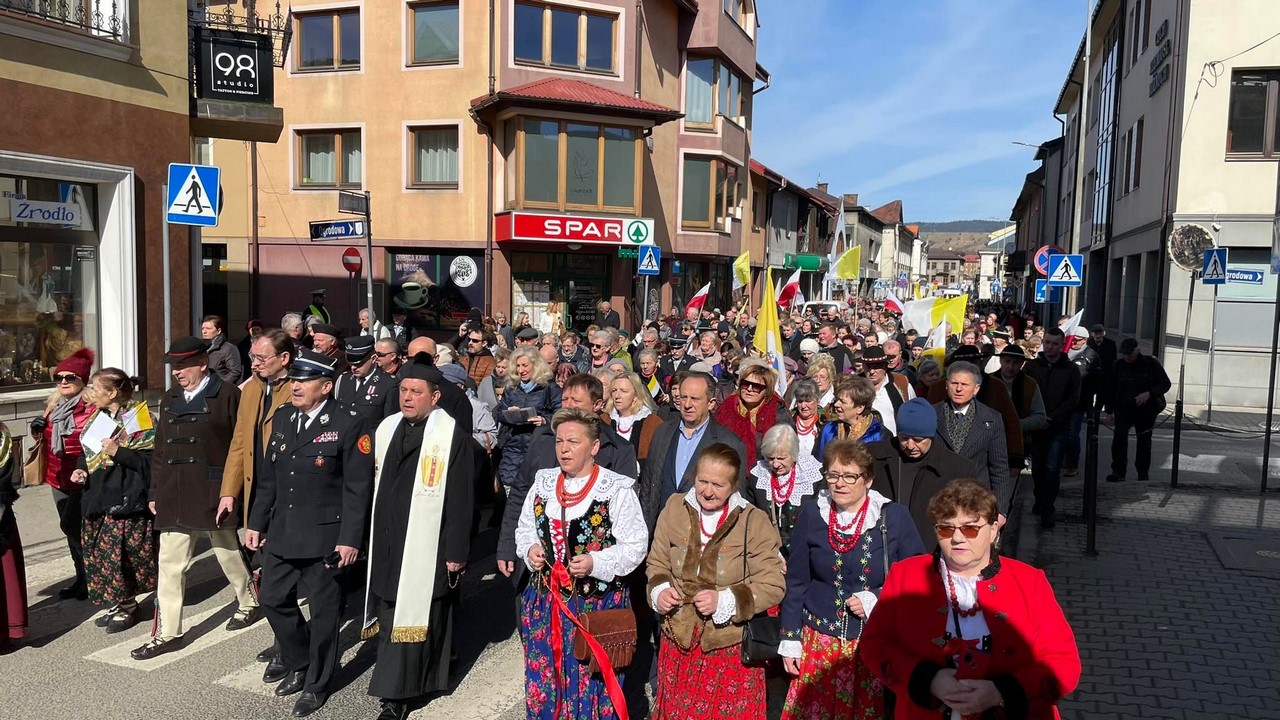 Mieszkańcy Podhala tłumnie zjednoczeni na marszu w obronie dobrego imienia Papieża Polaka (foto, video)