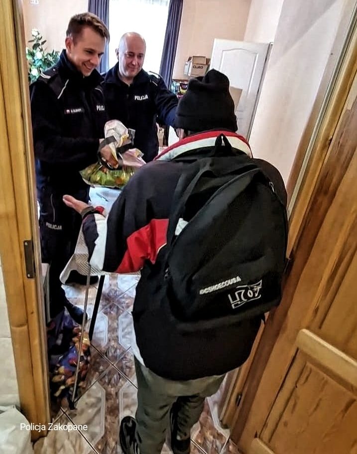 Tatrzańscy policjanci pomagali w rozdawaniu paczek dla potrzebujących