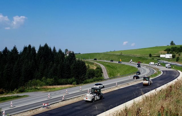 13.09.2023-Zageszczenie-warstwy-scieralnej-w-km-5200-w-Rdzawce.jpg