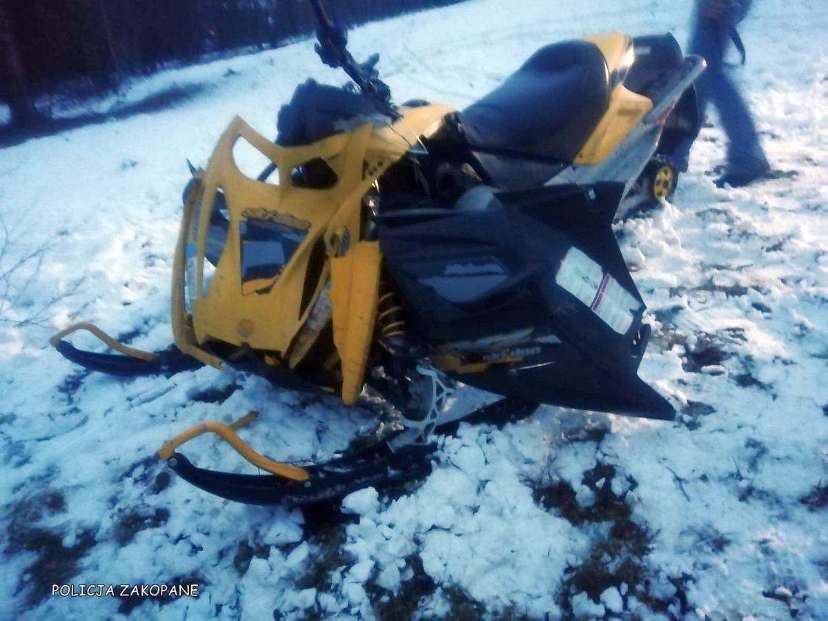 Policjanci wyjaśniają okoliczności wypadku 22-latki na skuterze śnieżnym