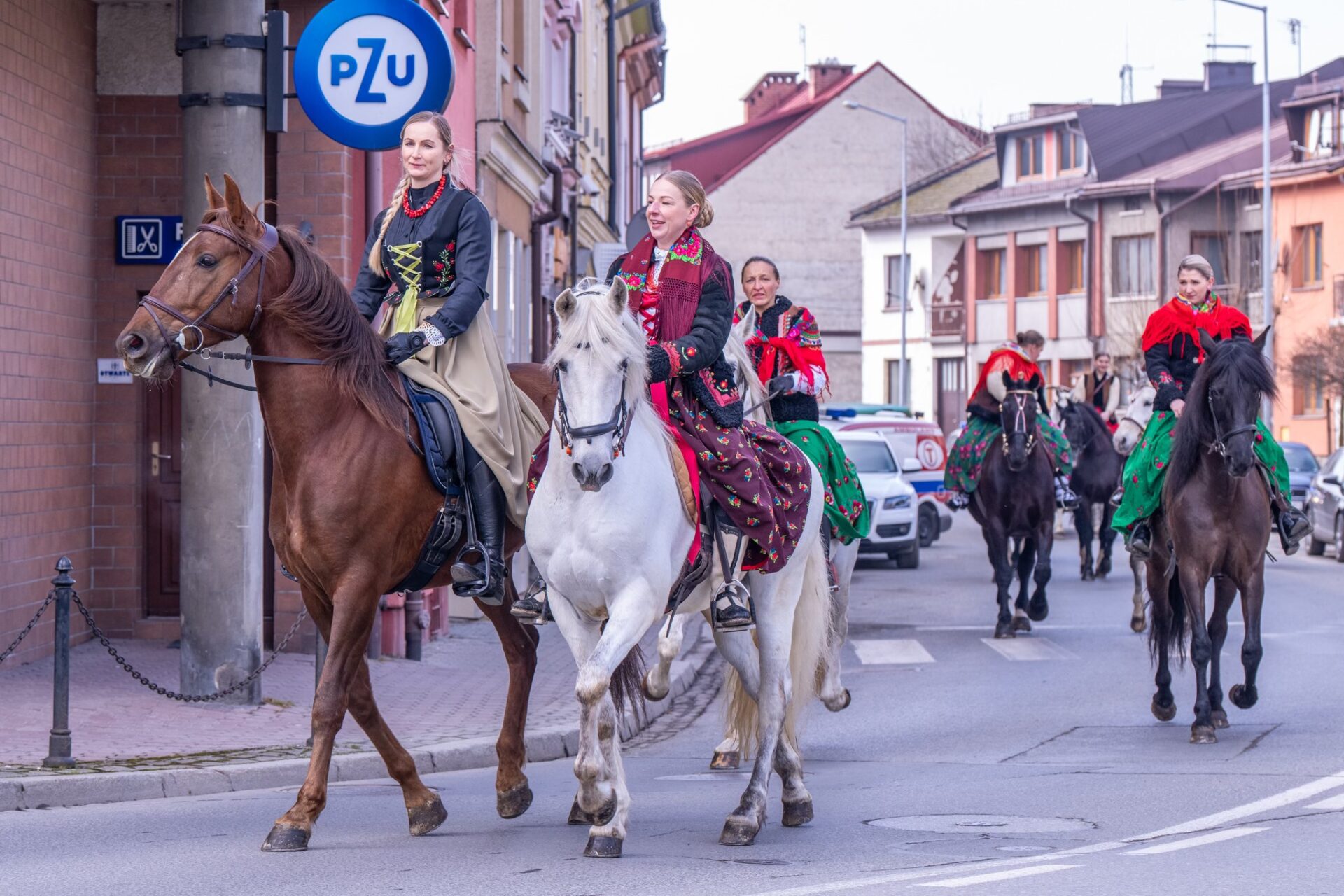 Banderią przez Miasto. Konie, kobiety i fasiąg ( z galerią)