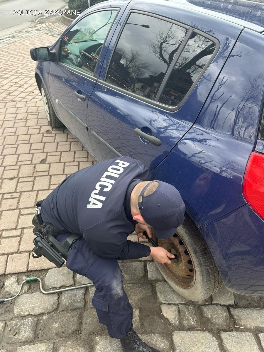 Zakopiańscy policjanci pomogli wymienić uszkodzone koło w aucie