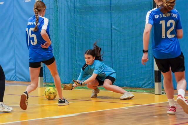 tn_2025_03_24_zawody_miedzyszkolne_dziewczat_pilka-016.jpg