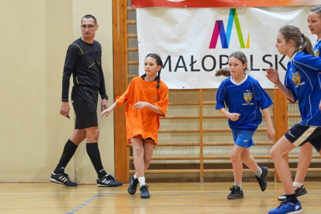 tn_2025_03_24_zawody_miedzyszkolne_dziewczat_pilka-044.jpg