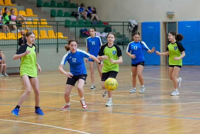 tn_2025_03_24_zawody_miedzyszkolne_dziewczat_pilka-090.jpg