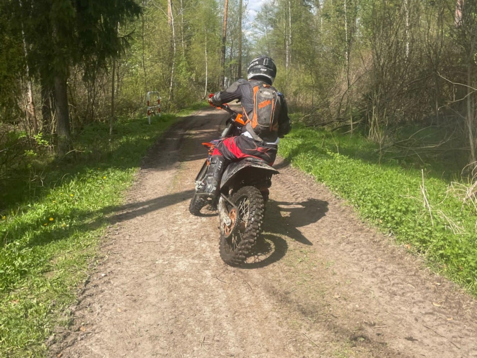 Skandaliczna sytuacja w Borze Kombinackim, motocyklista potrącił leśniczego