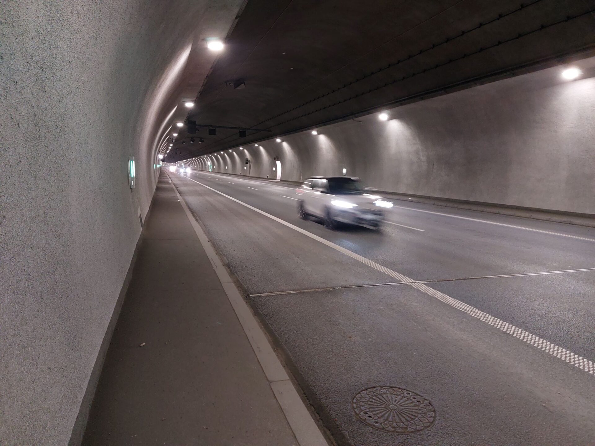 Rekordowy ruch w tunelu pod Luboniem Małym. Majówkowy tłok i 20-milionowy pojazd