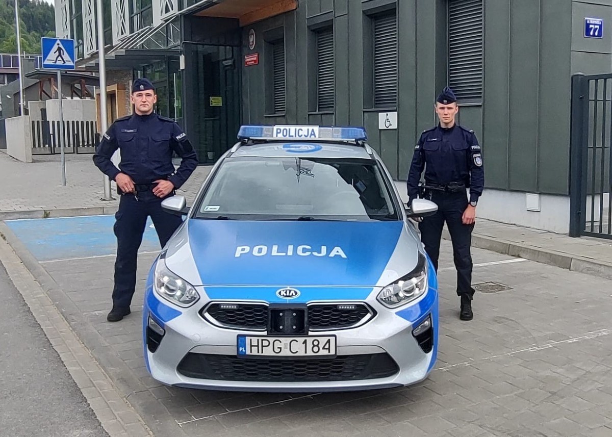 Bohaterska postawa policjantów w Szczawnicy uratowała życie mężczyzny