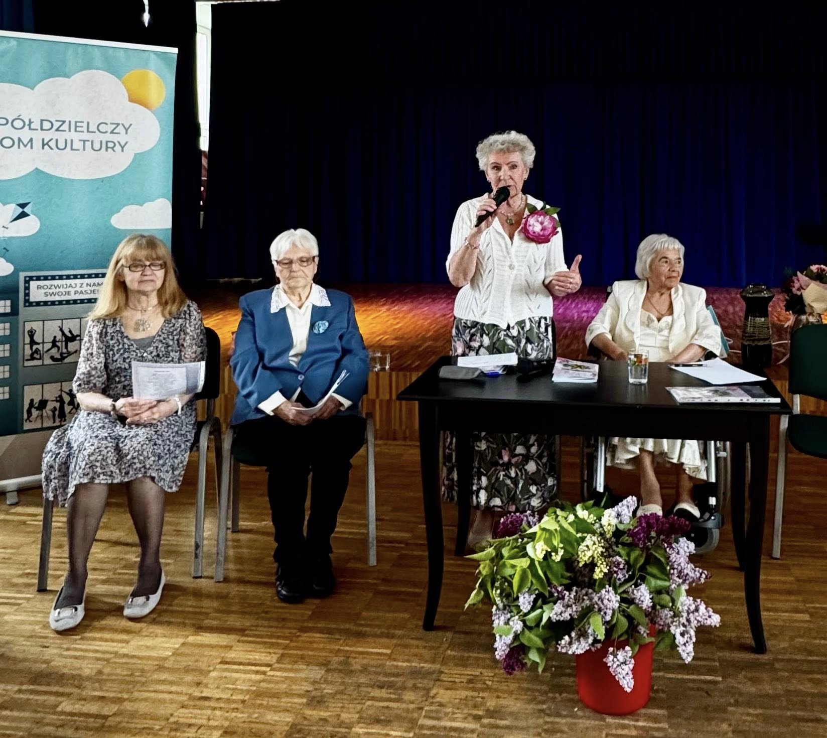 Nowotarscy seniorzy w poetyckim zwierciadle. Spotkanie autorskie z Marią Frydą