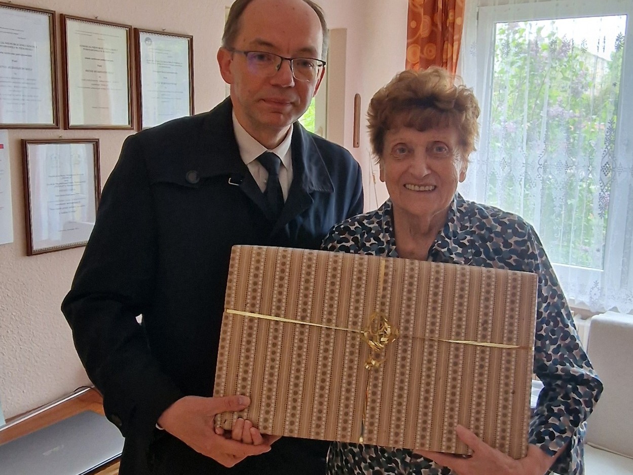 Laptop od burmistrza za innowacje w edukacji. Irena Budziszewska wyróżniona za autorski program nauczania
