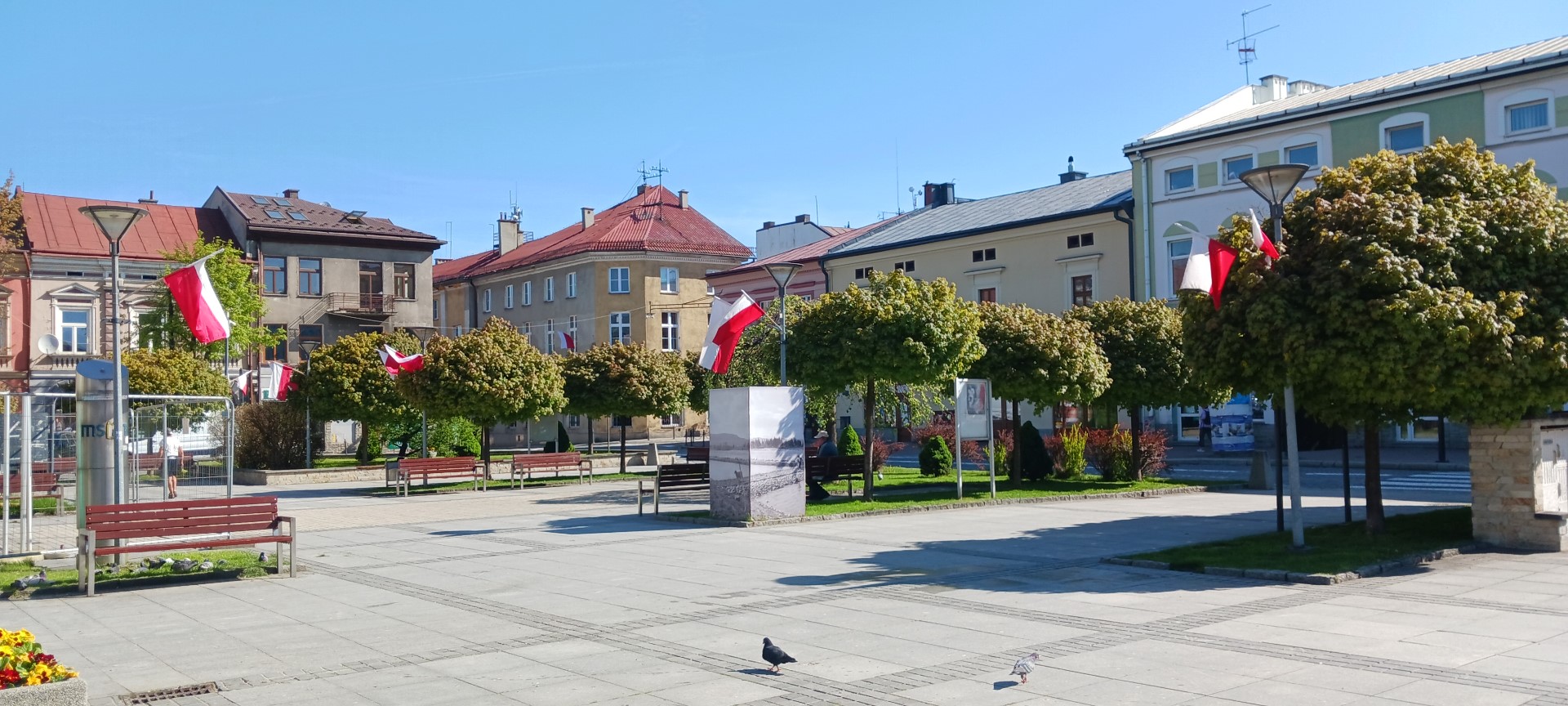 Dzień Flagi Rzeczypospolitej Polskiej, nowotarski rynek w biało-czerwonych barwach